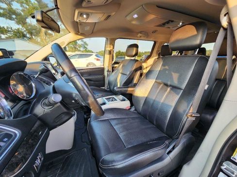 Used 2014 Chrysler Town & Country Touring w/ Driver Convenience Group FWD image 14