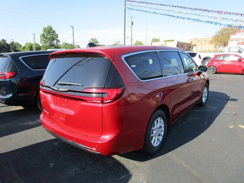 New 2025 Chrysler Pacifica Select image 4