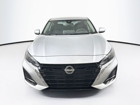 Used 2023 Nissan Altima 2.5 SV w/ SV Premium Package FWD image 2