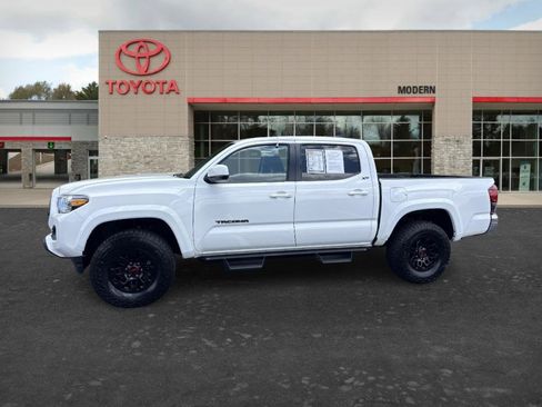Certified 2022 Toyota Tacoma SR5 AWD/4WD image 3