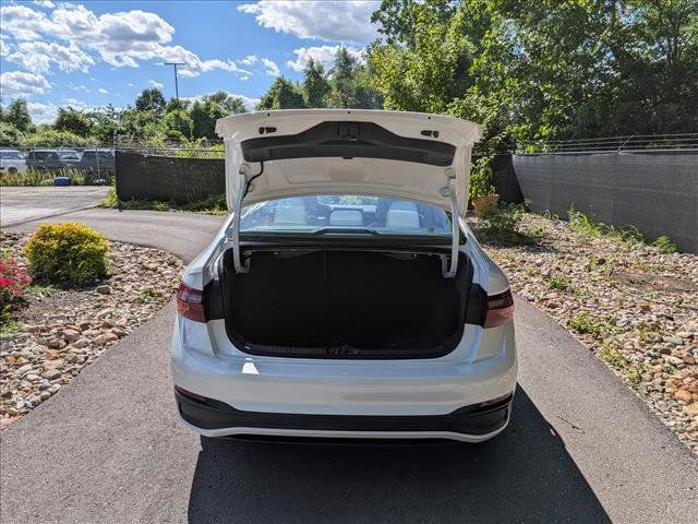 Certified 2025 Volkswagen Jetta SE w/ Sunroof Package FWD image 17