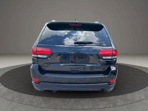 Used 2019 Jeep Grand Cherokee Laredo AWD/4WD image 4