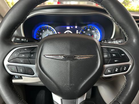 Used 2023 Chrysler Pacifica Touring-L FWD image 30