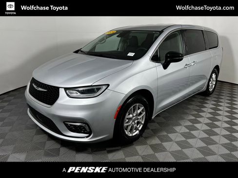 Used 2024 Chrysler Pacifica Touring-L image 1