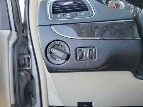 Used 2016 Chrysler Town & Country Touring image 10