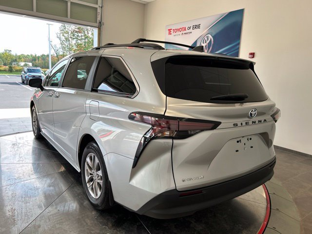 Used 2025 Toyota Sienna LE AWD/4WD image 6