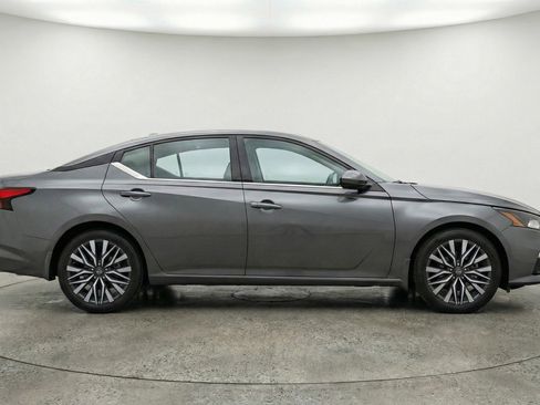 Used 2025 Nissan Altima 2.5 SV FWD image 11