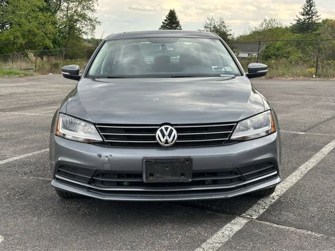 Used 2017 Volkswagen Jetta SE FWD image 2