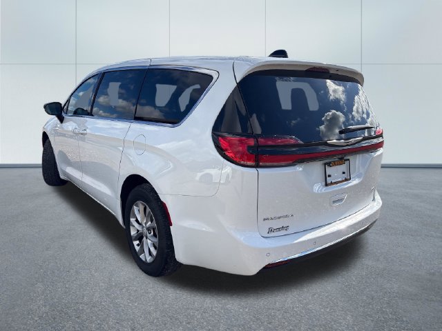 Used 2026 Chrysler Pacifica Select AWD/4WD image 2
