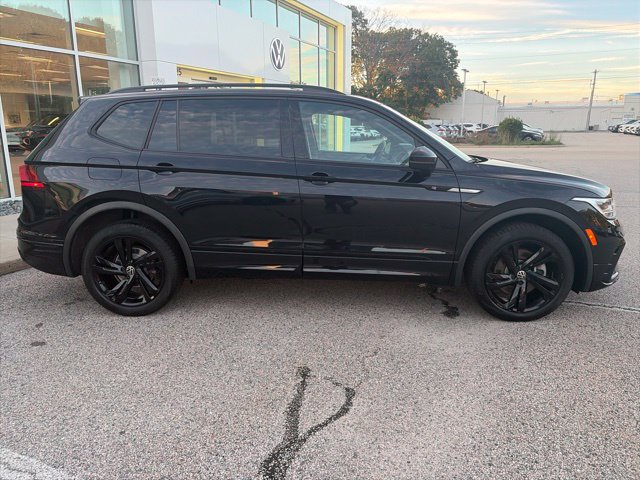 Certified 2023 Volkswagen Tiguan SE R-Line AWD/4WD image 2