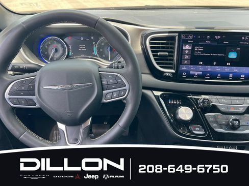 Used 2025 Chrysler Pacifica Select FWD image 14