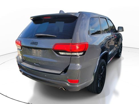 Used 2018 Jeep Grand Cherokee Altitude RWD image 3