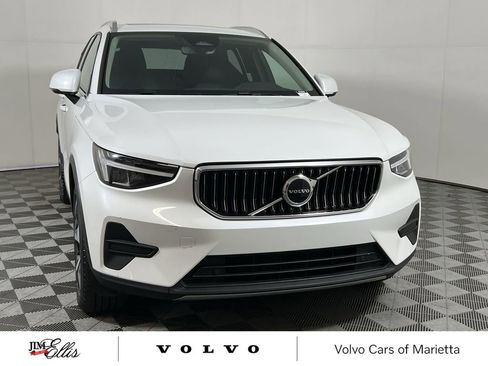 Used 2025 Volvo XC40 B5 Core image 4