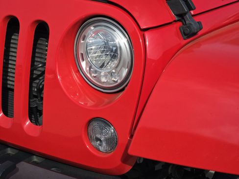 Used 2017 Jeep Wrangler Unlimited Rubicon w/ Connectivity Group image 10