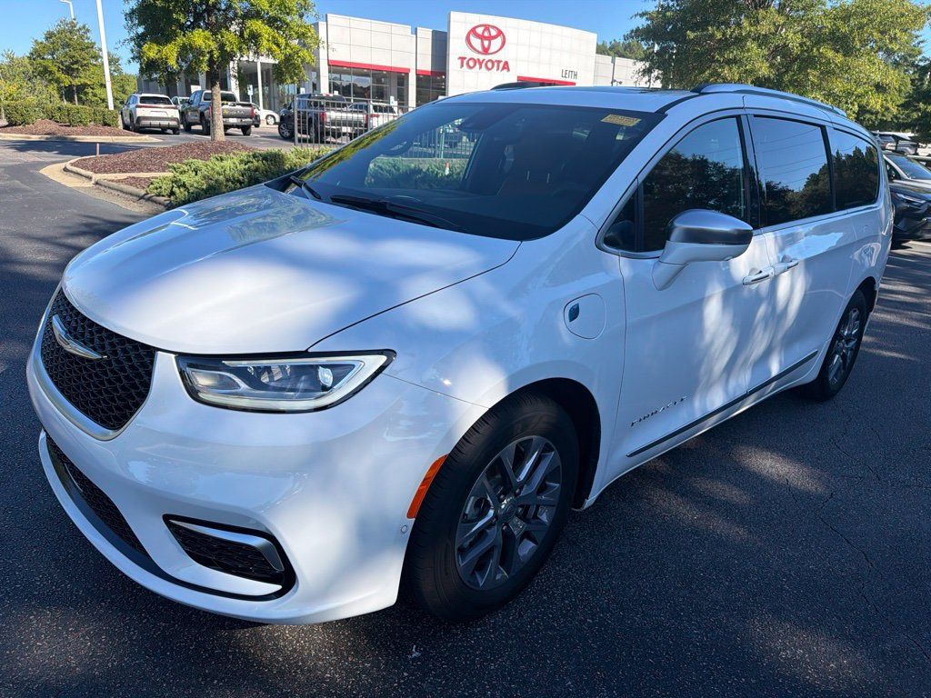 Used 2024 Chrysler Pacifica Pinnacle FWD image 2