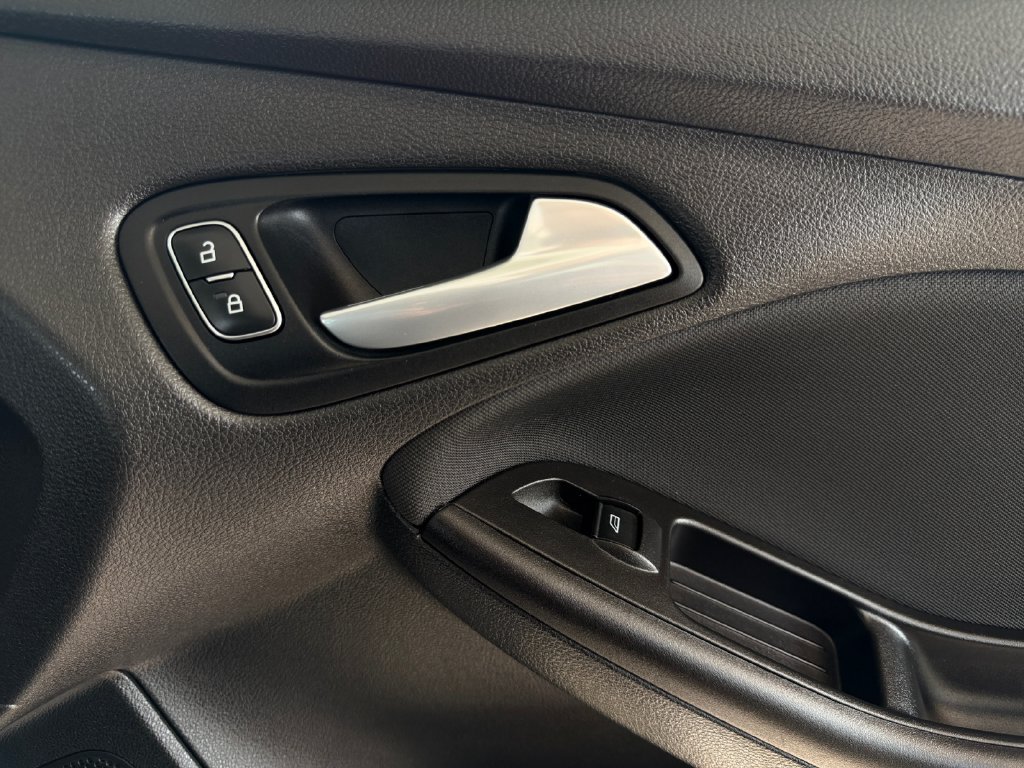 Used 2018 Ford Focus SE FWD image 39