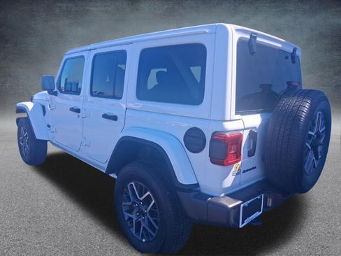 Used 2025 Jeep Wrangler Unlimited Sahara AWD/4WD image 3