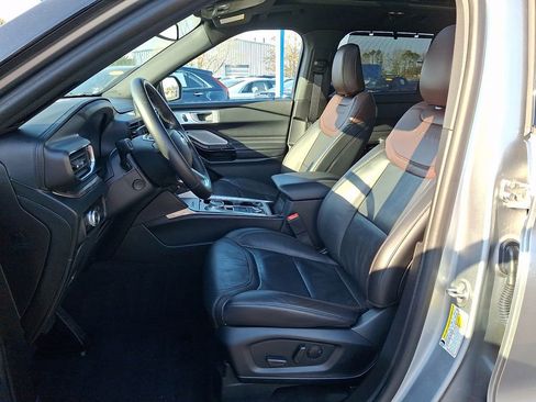 Used 2023 Ford Explorer Platinum w/ Technology Package image 15