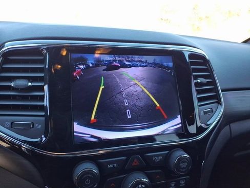 Used 2019 Jeep Grand Cherokee Altitude image 14