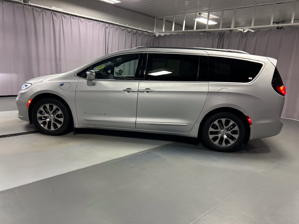 Used 2024 Chrysler Pacifica Pinnacle FWD image 4