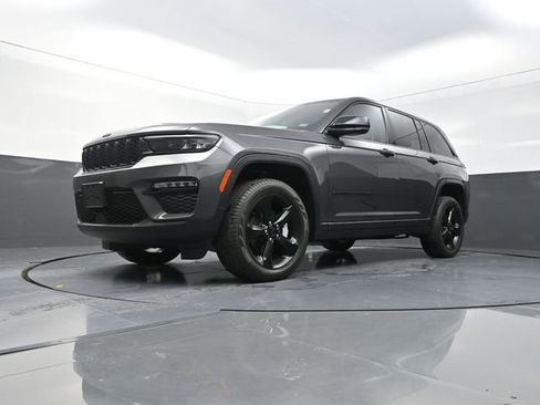 Used 2025 Jeep Grand Cherokee Limited w/ Black Appearance Package AWD/4WD image 34
