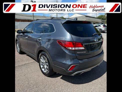 Used 2017 Hyundai Santa Fe SE FWD image 2