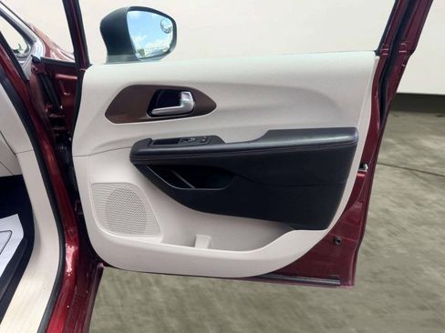 Used 2017 Chrysler Pacifica Touring FWD image 33