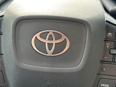Used 2025 Toyota Prius XLE image 37