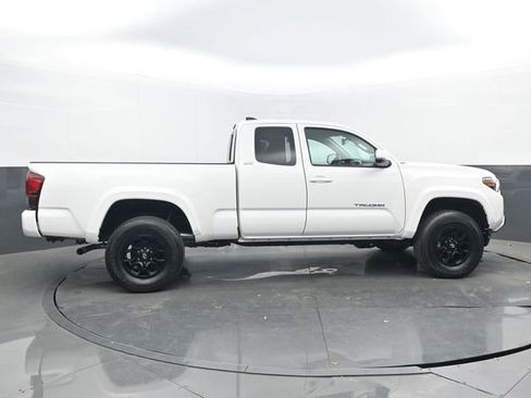 Used 2022 Toyota Tacoma SR5 w/ Technology Package image 2