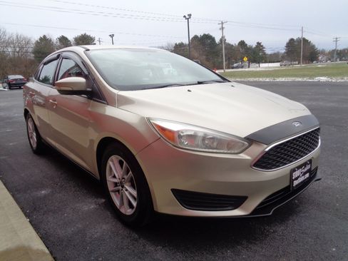 Used 2017 Ford Focus SE image 4