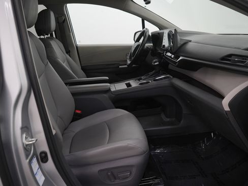 Used 2021 Toyota Sienna XLE image 13