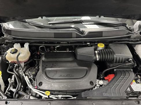 Used 2025 Chrysler Pacifica Limited image 39