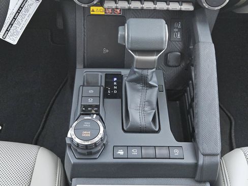 Used 2024 Toyota Tacoma Limited w/ Limited Package (LT) AWD/4WD image 13