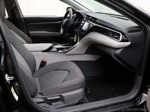 Used 2018 Toyota Camry LE FWD image 29