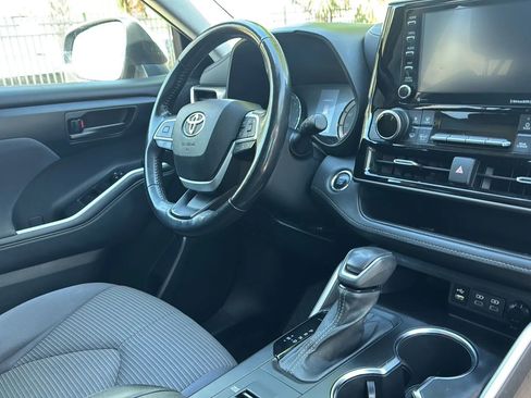 Used 2022 Toyota Highlander LE image 12