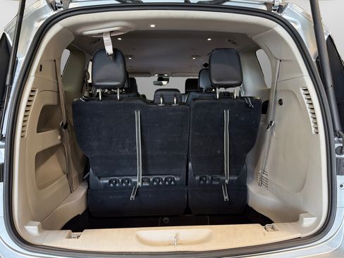 Used 2023 Chrysler Pacifica Touring-L FWD image 46