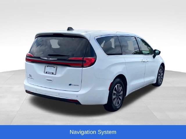 Used 2024 Chrysler Pacifica Limited FWD image 3