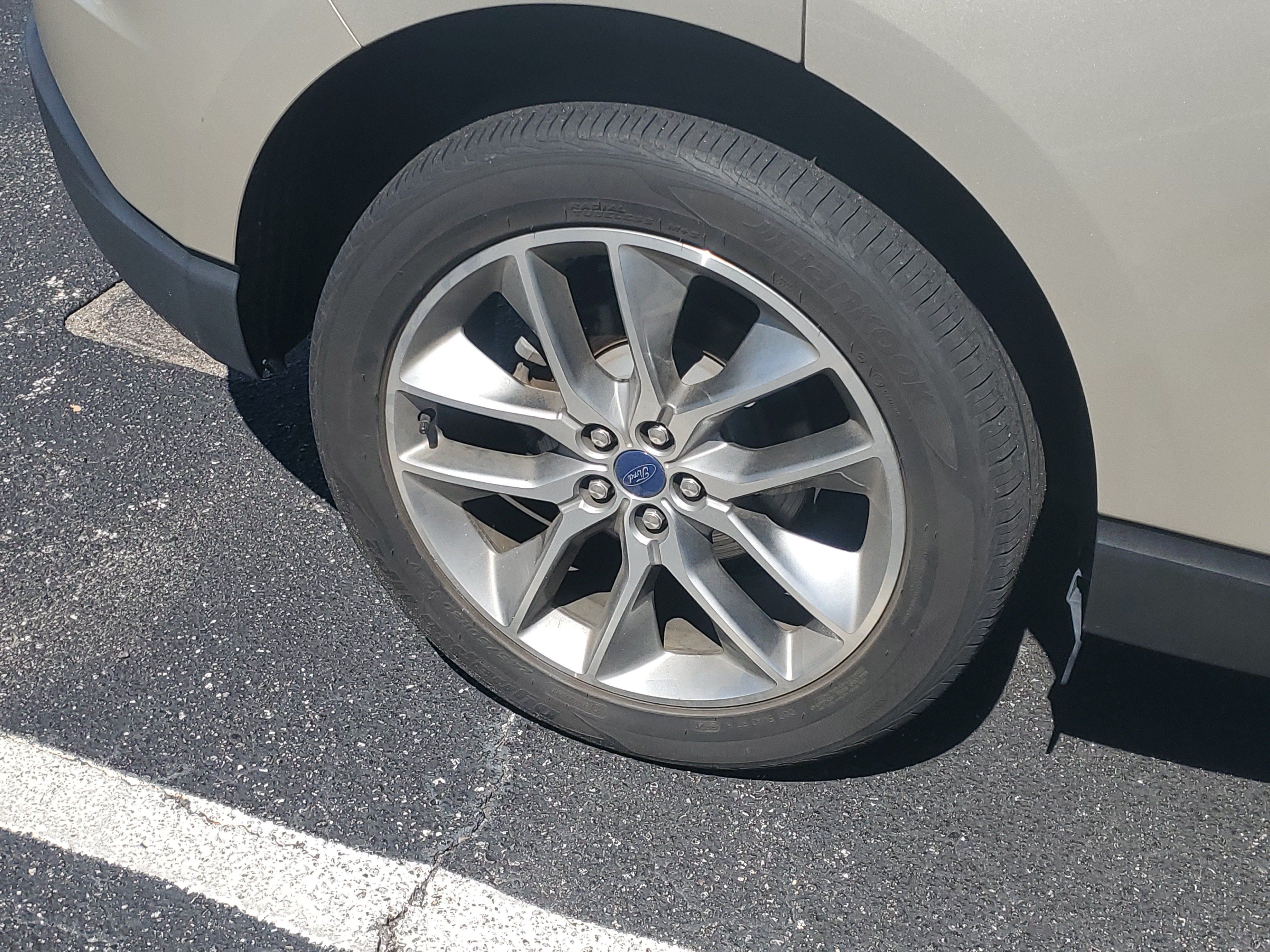 Used 2018 Ford Edge Titanium w/ Equipment Group 301A FWD image 4