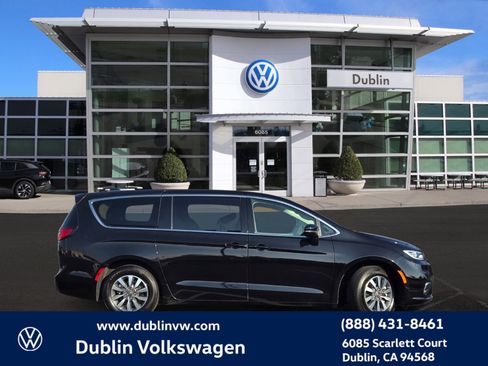 Used 2024 Chrysler Pacifica Select image 3