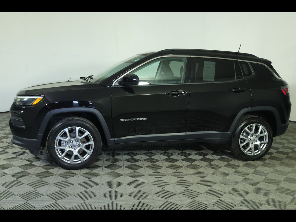 Used 2022 Jeep Compass Latitude w/ Sun and Sound Group AWD/4WD image 18