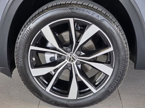 Used 2025 Volkswagen Atlas SEL Premium R-Line image 11