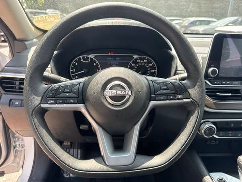 Used 2025 Nissan Altima 2.5 SV FWD image 18