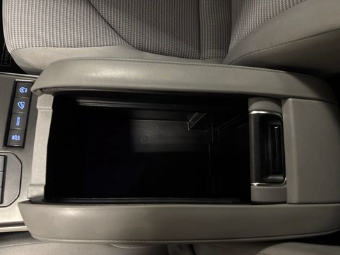 Used 2021 Toyota Highlander LE AWD/4WD image 28