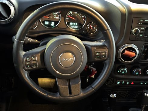 Used 2018 Jeep Wrangler Unlimited Sahara w/ Connectivity Group image 28