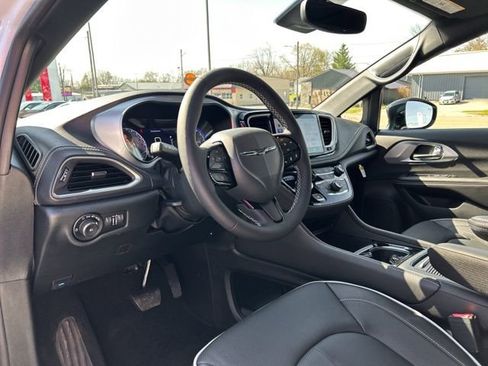 New 2026 Chrysler Pacifica Limited AWD/4WD image 32