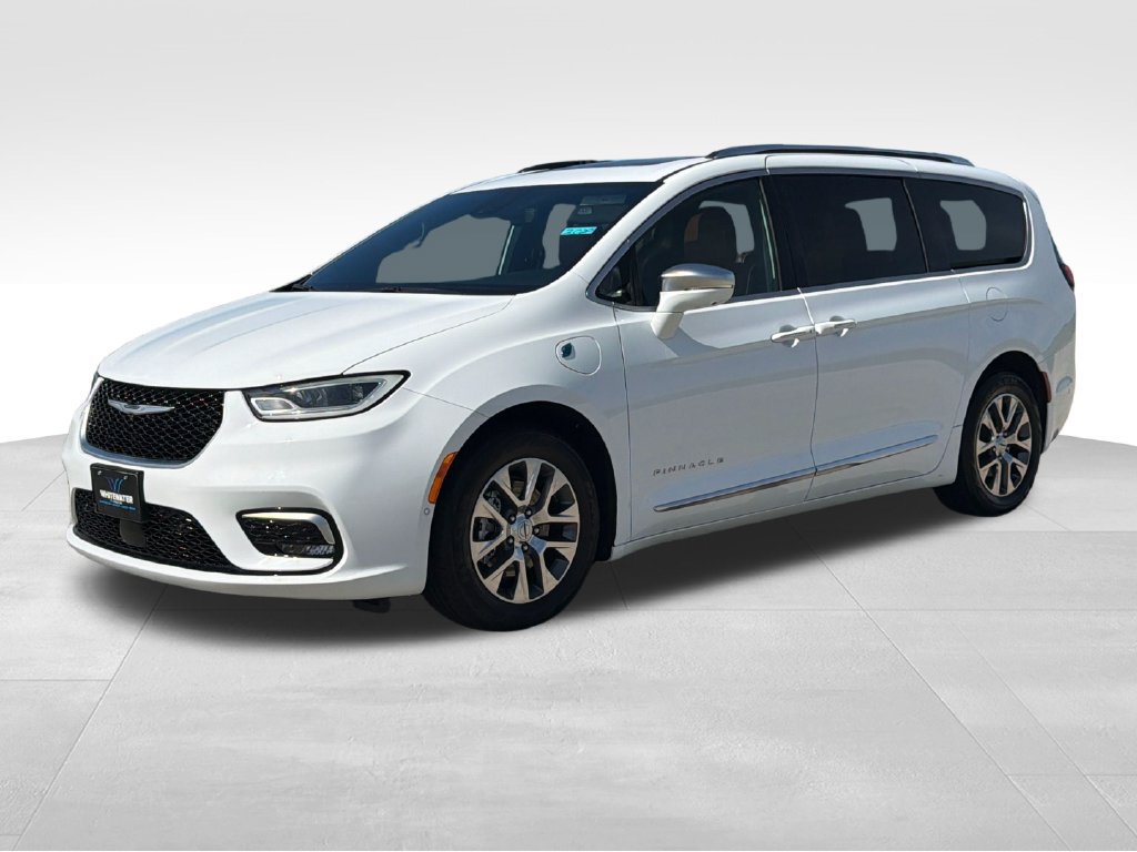 Used 2024 Chrysler Pacifica Pinnacle FWD image 2