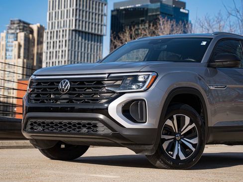Certified 2024 Volkswagen Atlas Cross Sport SE image 2