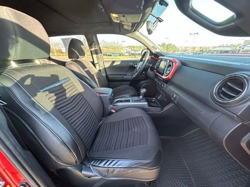 Used 2017 Toyota Tacoma TRD Sport w/ Premium & Technology Package AWD/4WD image 31