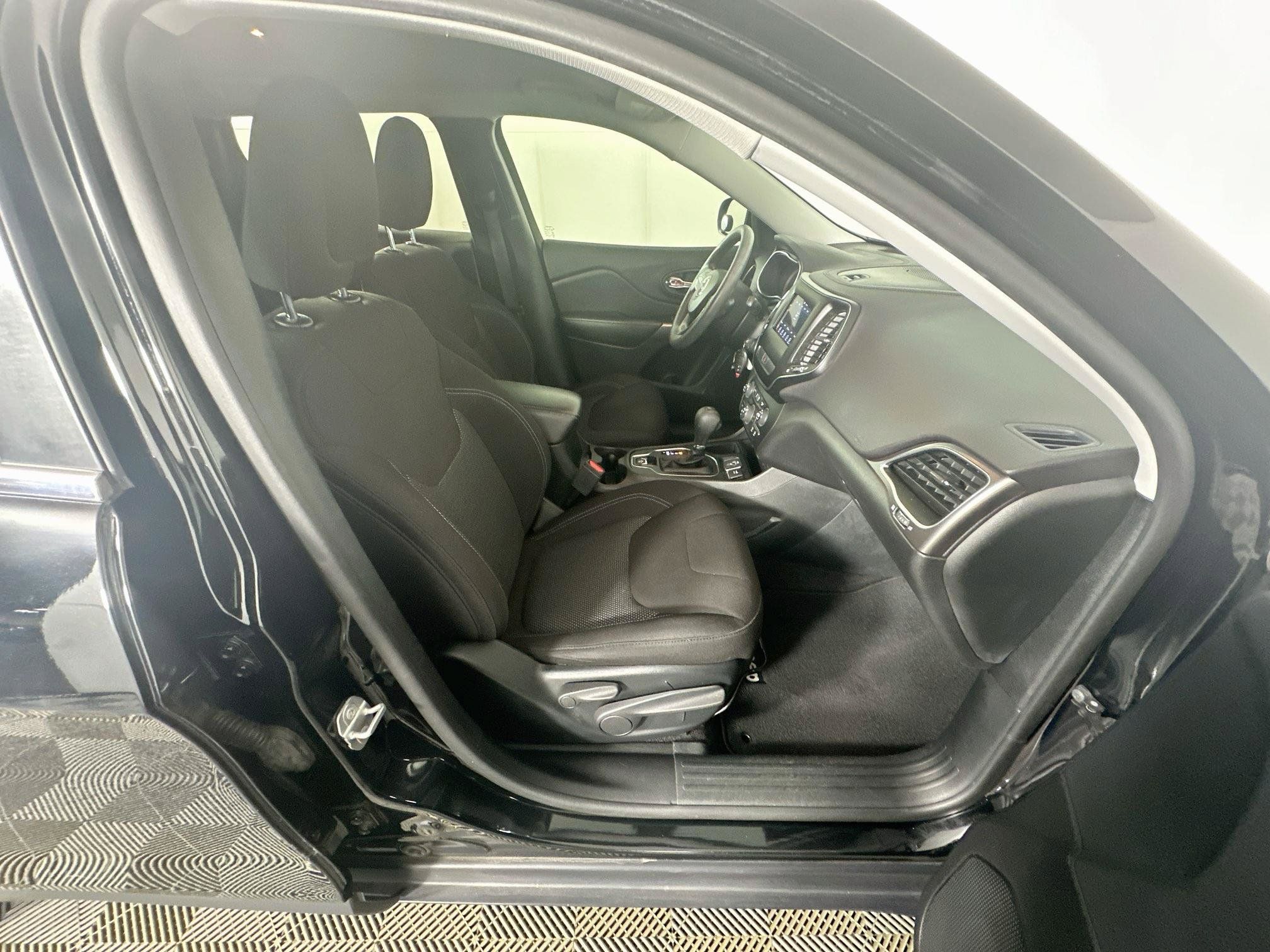 Used 2019 Jeep Cherokee Latitude w/ Popular Appearance Group FWD image 28