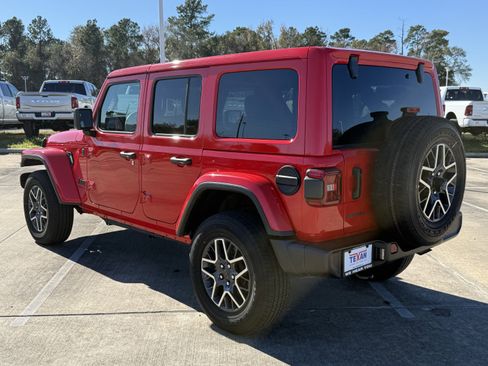 Used 2025 Jeep Wrangler Sahara image 7